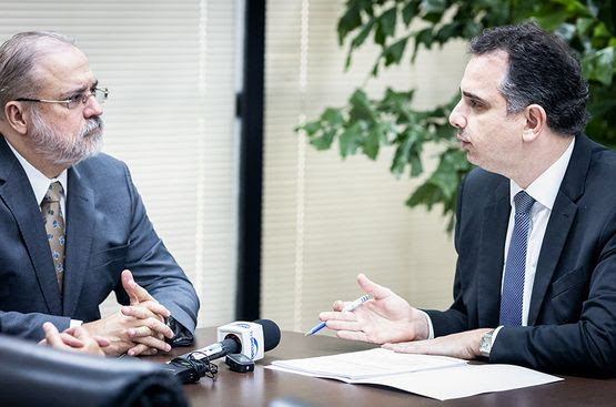 Pacheco entrega a Aras representação contra invasores do Senado