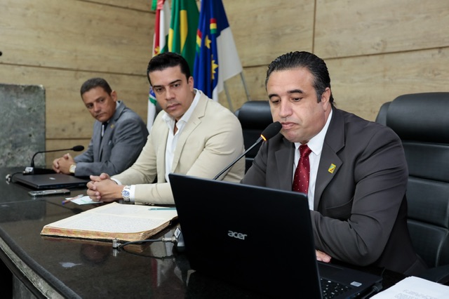 Câmara de Caruaru analisa aumentos para comissionados e profissionais da educação