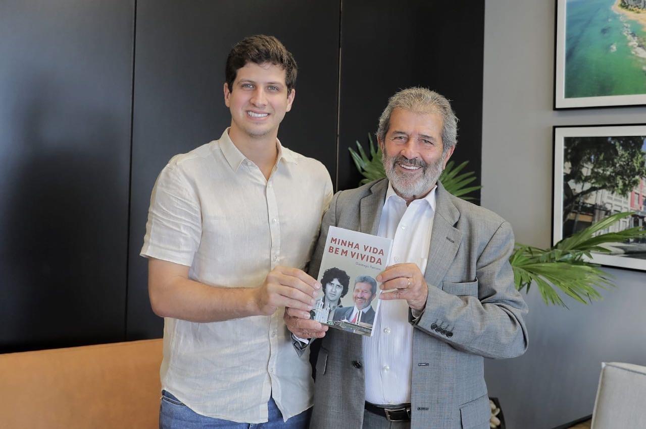 Gonzaga Patriota presenteia João Campos com livro “Minha Vida Bem Vivida”