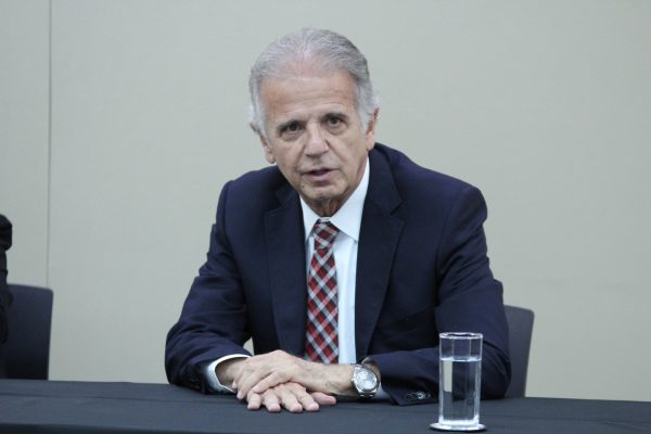 Ministro da Defesa deve renunciar ao cargo, diz deputado