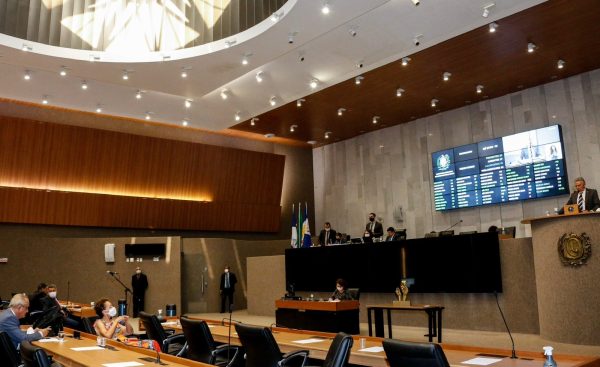 Alepe promulga aumento de salário para governadora, vice, secretários e deputados