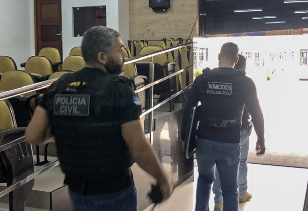 Civil faz busca e apreensão em gabinete na Câmara de Caruaru