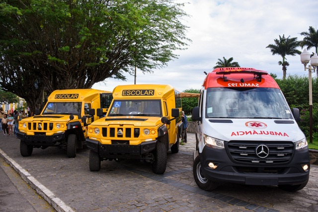 Gravatá entrega dois ônibus escolares e uma viatura para o SAMU