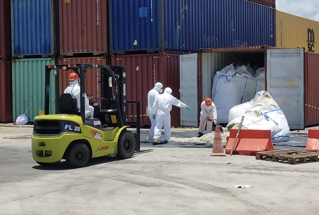 PF realiza perícia em carga de lixo hospitalar em Suape 