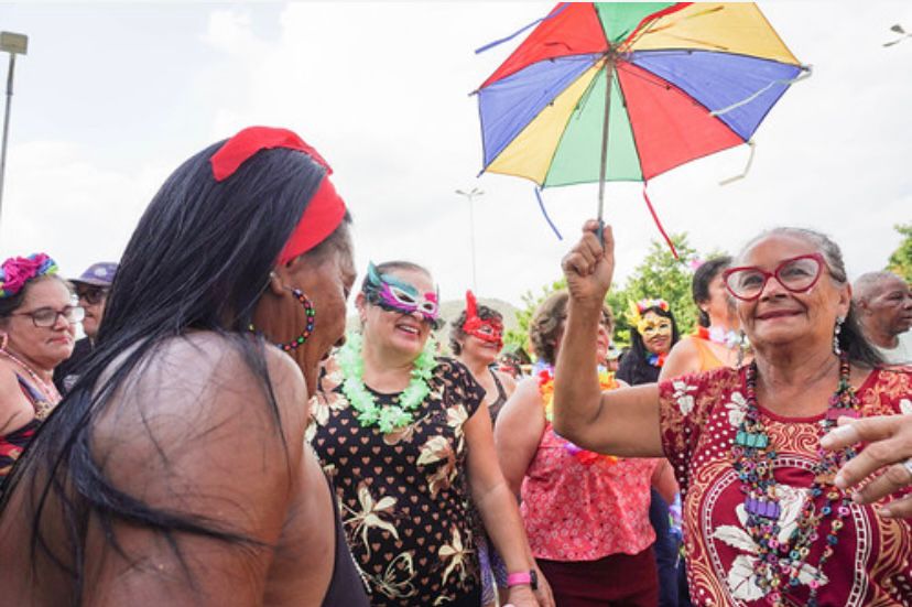 Bloco carnavalesco para idosos é realizado em Caruaru