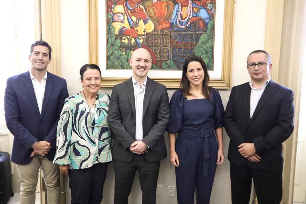 Raquel debate futuras parcerias com representantes do BID