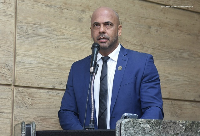 Anderson cobra melhorias de infraestrutura em bairros de Caruaru