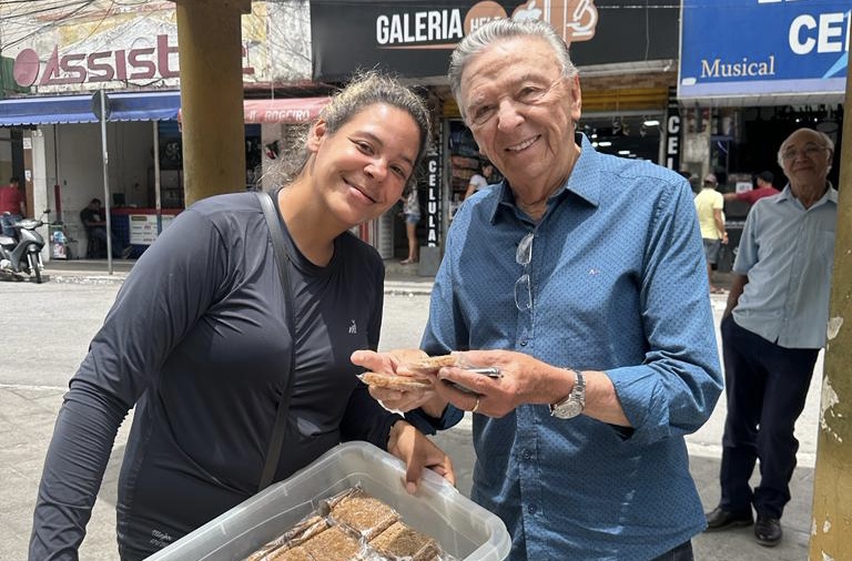 Zé Queiroz testa popularidade no Centro de Caruaru 