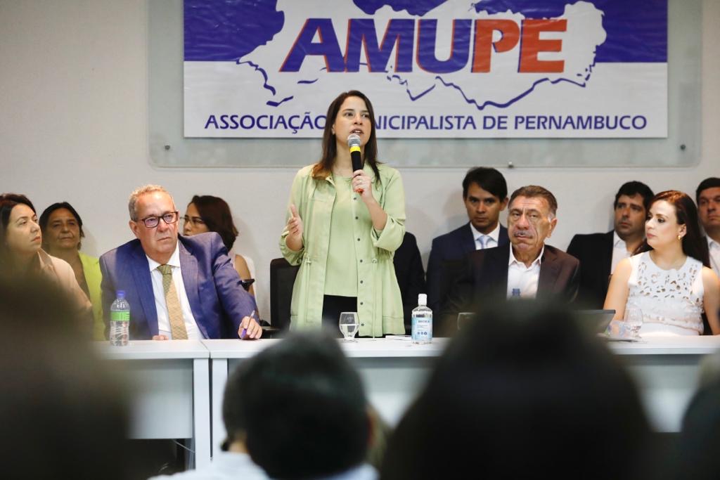 Raquel Lyra prestigia posse da nova presidente da Amupe