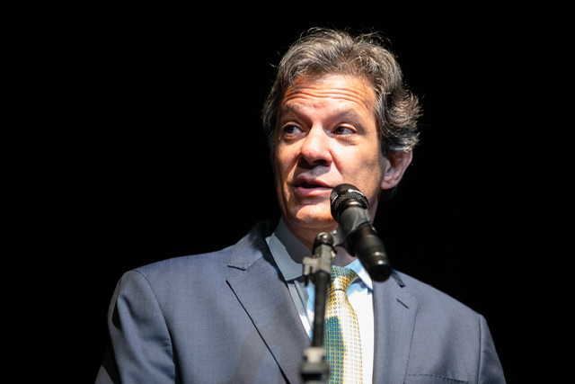 Fernando Haddad anuncia aumento da gasolina e etanol