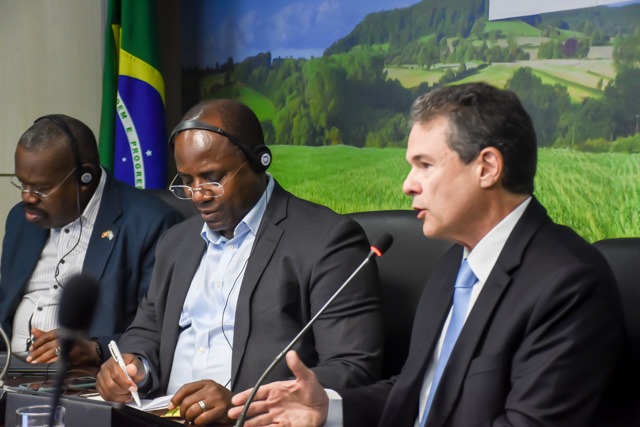Brasil mostra a Uganda políticas de incentivo da aquicultura
