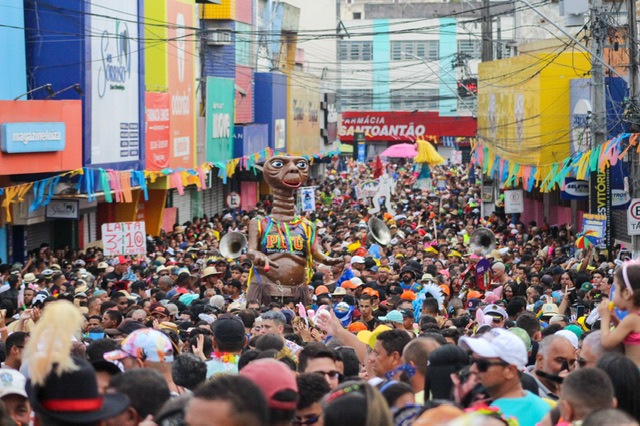 Sábado de Zé Pereira é de sucesso garantido no Vitória das Alegorias