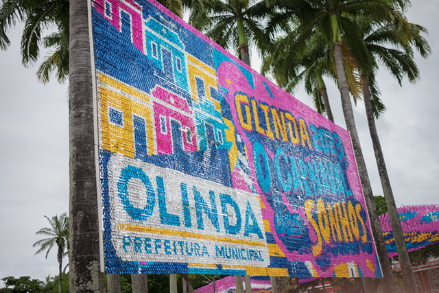 Deputada leva choque em poste público durante prévia carnavalesca