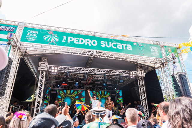 Multidão de foliões se rende ao pré-Carnaval de Caruaru
