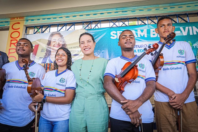 Raquel participa de abertura do ano letivo da Rede Estadual