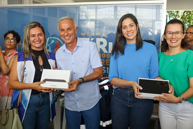 Paulo e Iza entregam unidade móvel e equipamentos para Saúde de Vitória