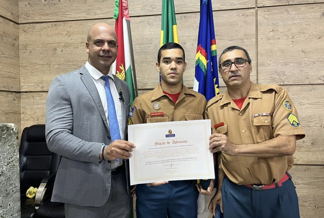 Anderson homenageia bombeiros na Câmara de Caruaru