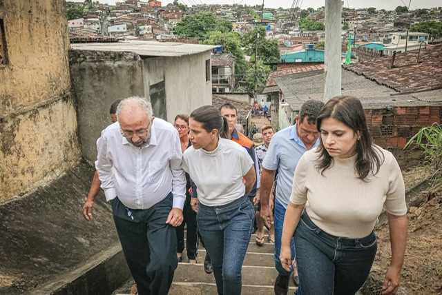 Raquel Lyra visita área de deslizamento em Olinda