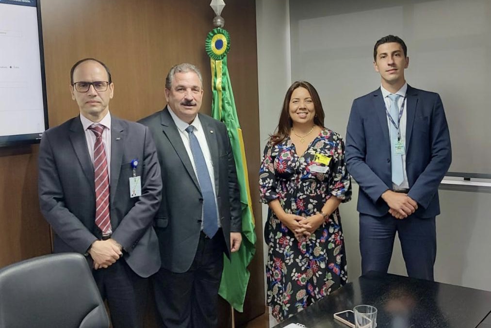 Ao lado da prefeita de Cumaru, Eriberto apresenta demandas ao FNDE