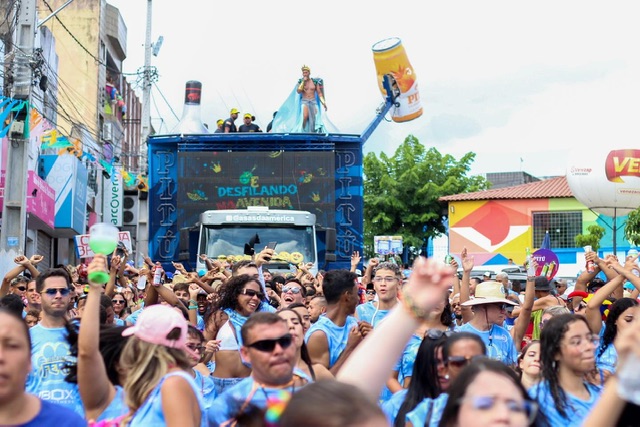 Em Vitória, agremiações e shows deram o tom ao Carnaval das Alegorias neste domingo (19)