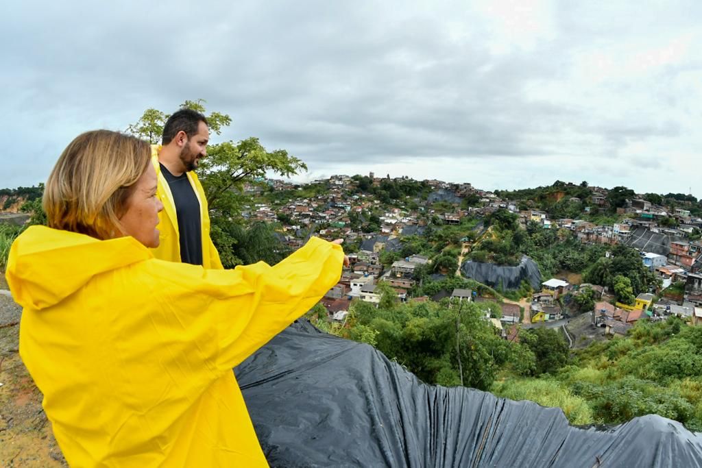Nadegi vistoria trabalho em áreas de risco de Camaragibe
