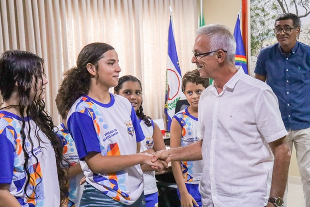 Vitória inicia entrega do novo fardamento da rede municipal de ensino 