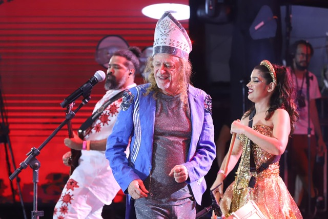 Carnaval da retomada chega ao fim com multidão no Marco Zero