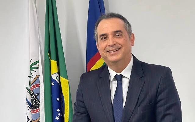 Raquel Lyra coloca Décio Padilha à disposição do TJPE