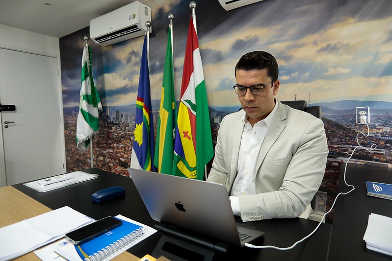 Rodrigo sanciona aumento para secretários e coordenadores escolares de Caruaru