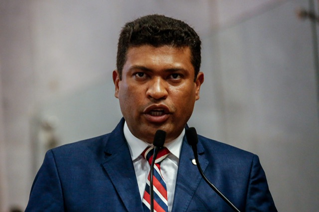 Deputado sugere “dia de lazer” para presos em praia com ataques de tubarões