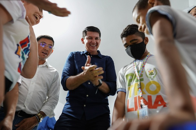 Simão entrega escola em Petrolina após ampla reforma