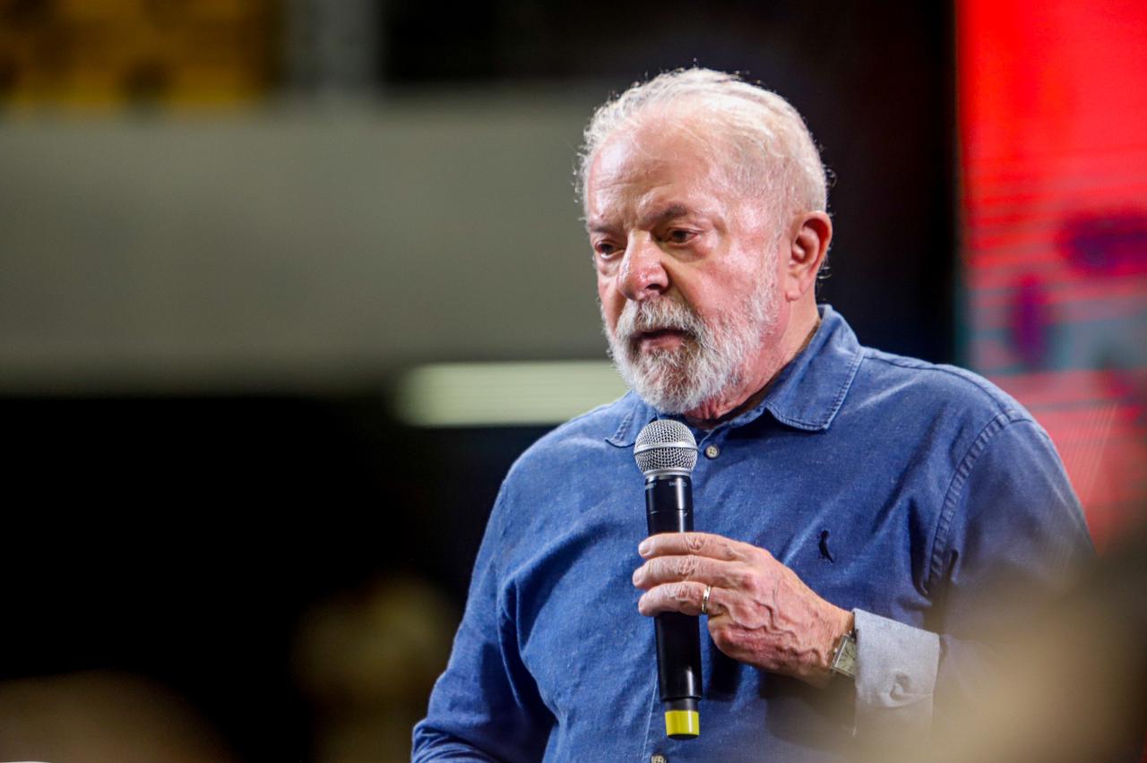 Lula é diagnosticado com pneumonia leve e adia viagem à China