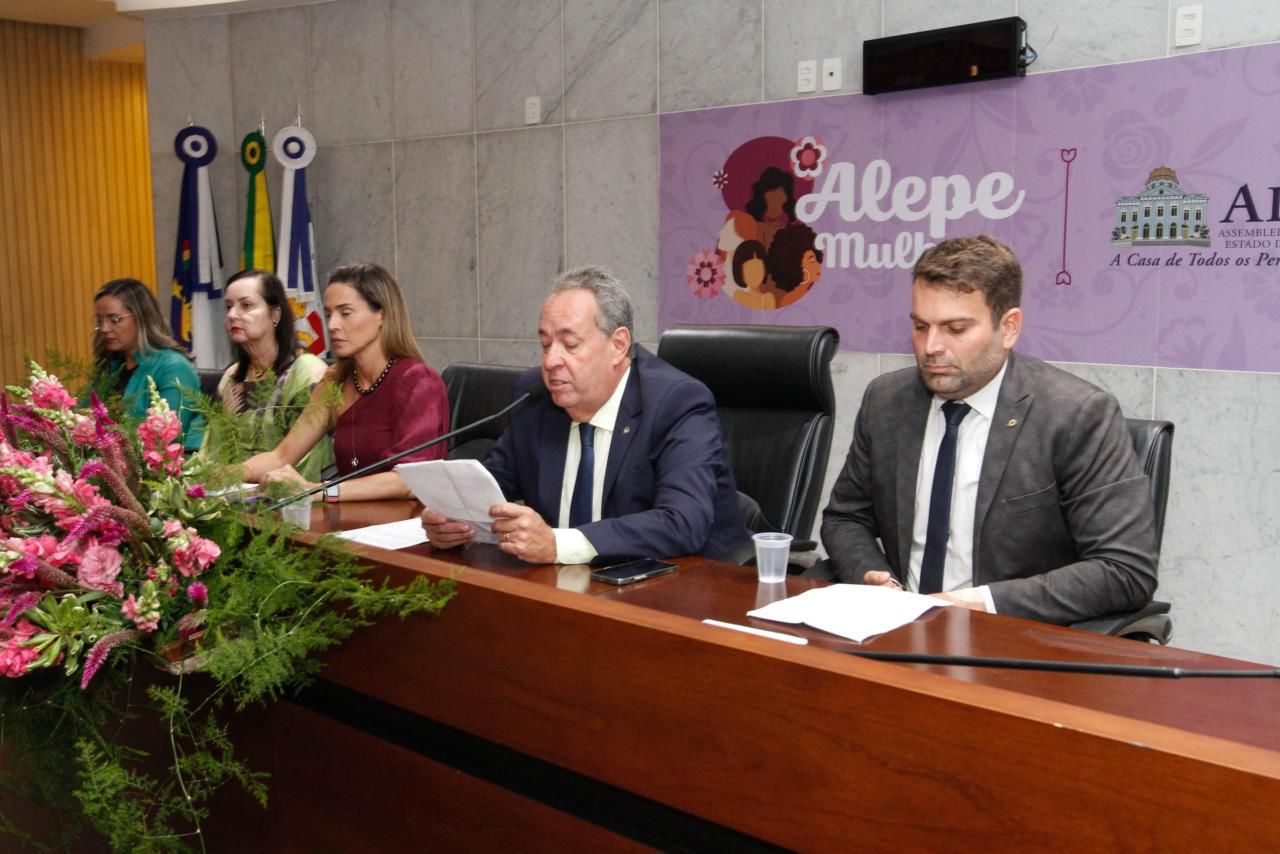 Alepe oferece bolsas de pós-graduação gratuitas para servidoras da Casa