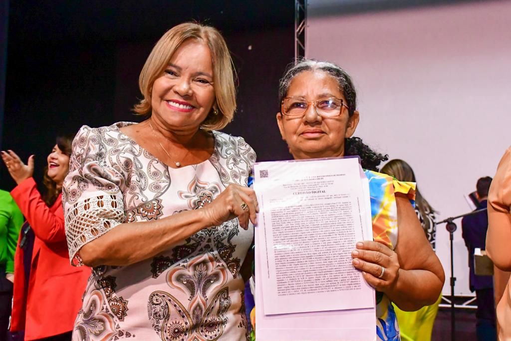Nadegi entrega títulos de propriedade em Camaragibe