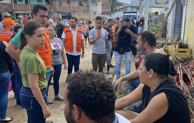 Governadora visita famílias afetadas pela chuva em Caruaru e Santa Cruz
