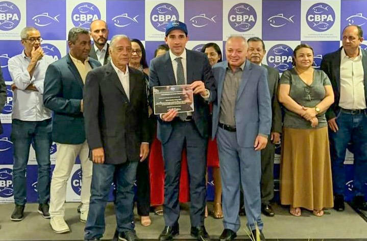 Setor da pesca homenageia o deputado Silvio Costa Filho 