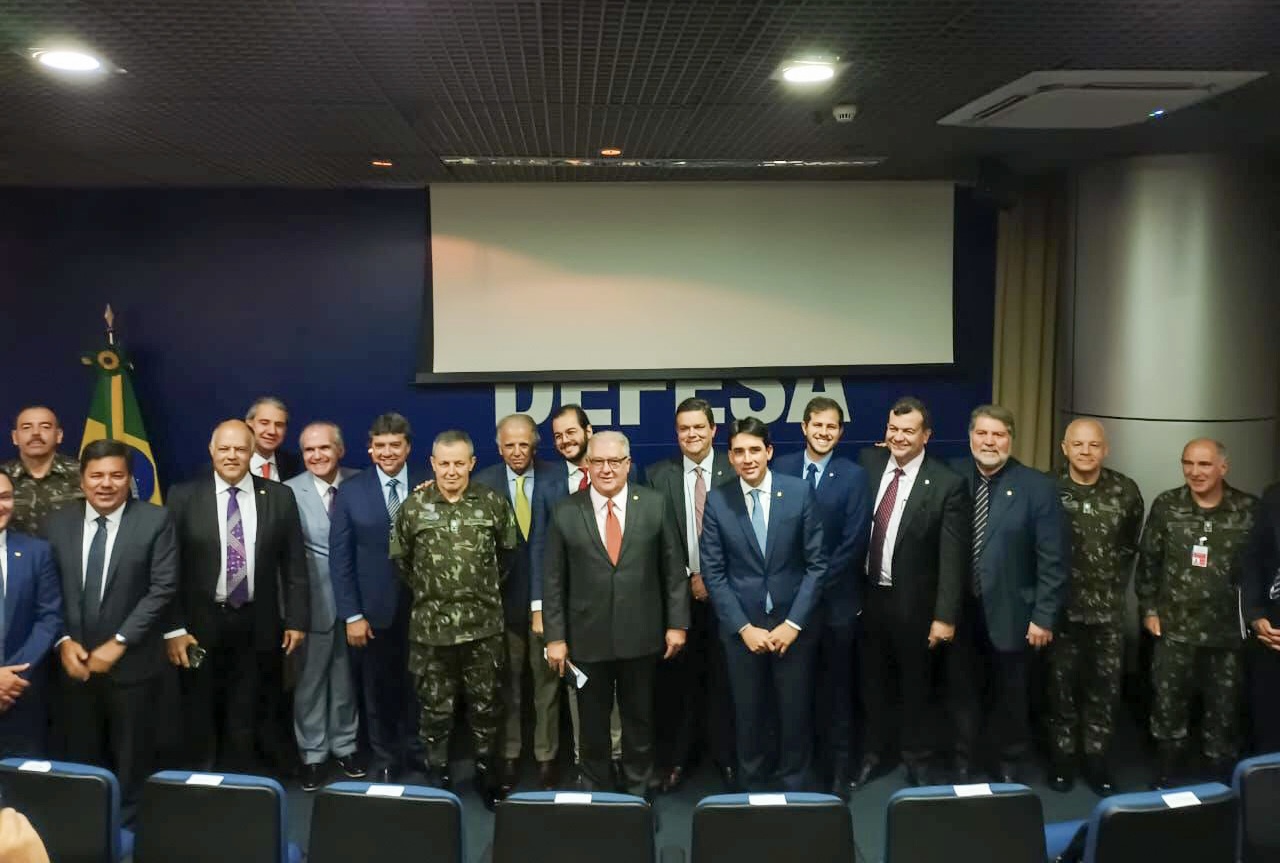 Uchoa Jr se reúne com Múcio para discutir entrega da Escola de Sargentos em Pernambuco