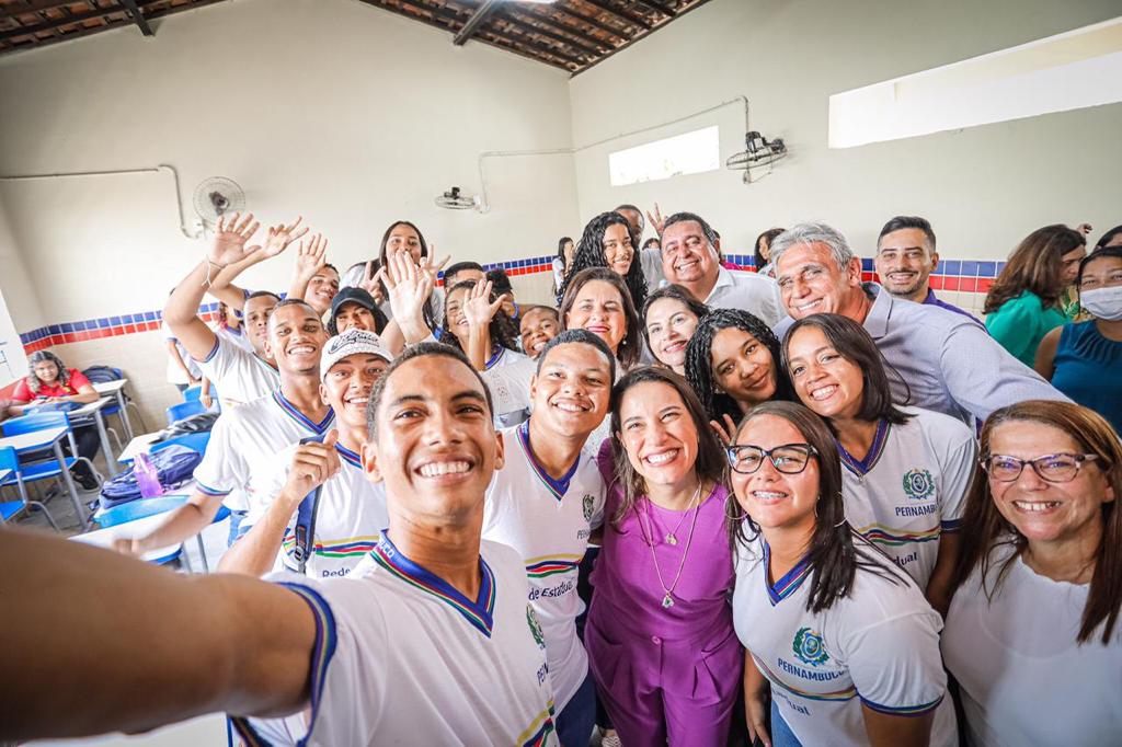 Raquel visita escola com equipe gerida 100% por mulheres