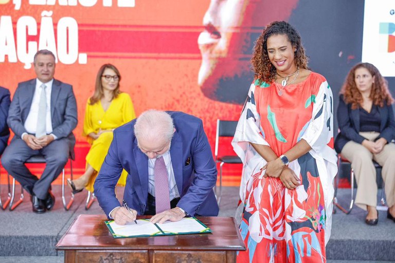 Lula assina decreto para que governo federal tenha 30% de pessoas negras