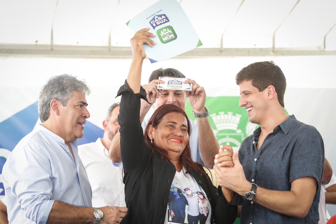 Mais 114 títulos de propriedade são entregues no Recife