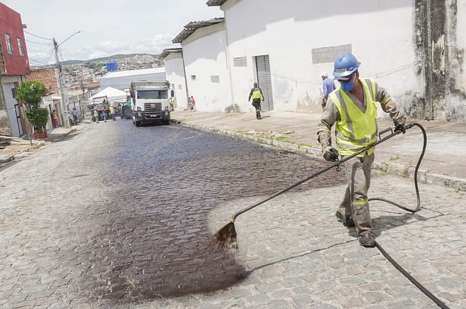 Ruas de Caruaru receberão mais de sete quilômetros de asfalto