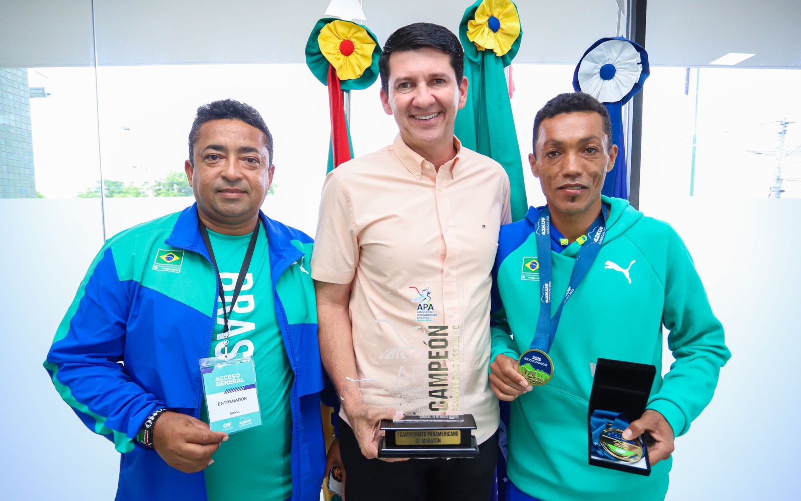 Simão recebe campeão pan-americano de maratona