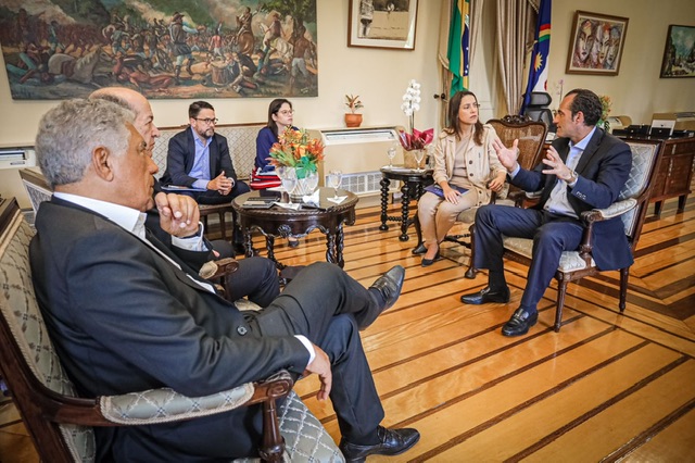 Raquel recebe representantes de indústria automotiva de Goiana