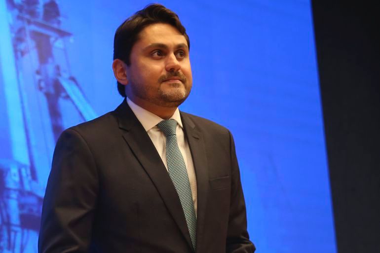 Ministro alvo de denúncias sinaliza que permanece no cargo