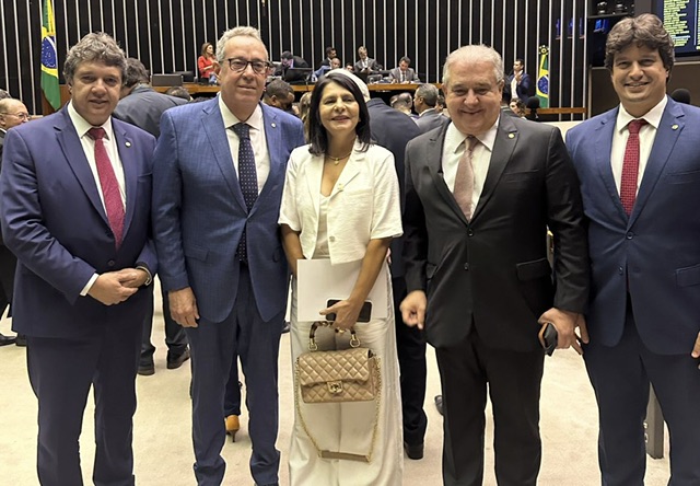 Uchoa Jr recebe presidente da Alepe no plenário da Câmara