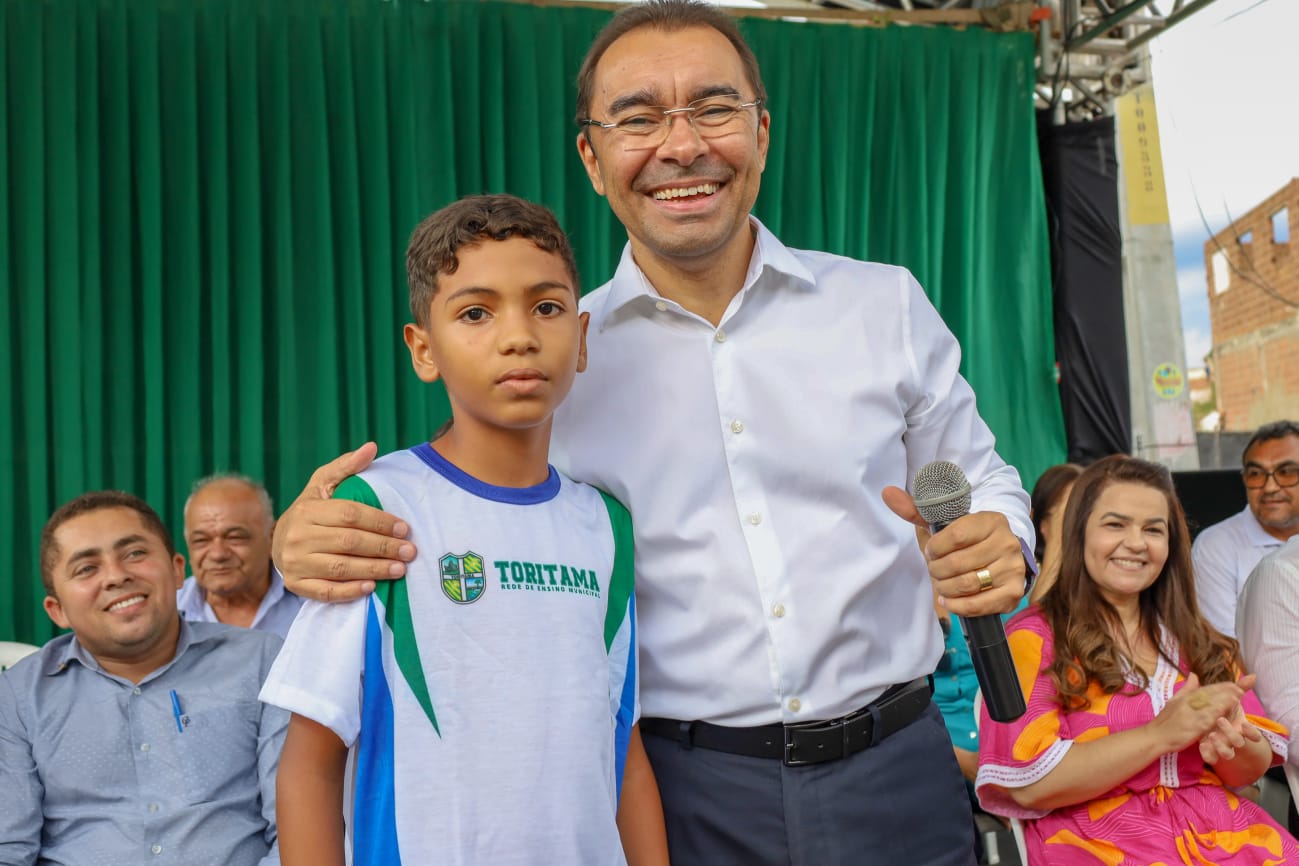 Edilson Tavares entrega 10 novos ônibus escolares 0km 
