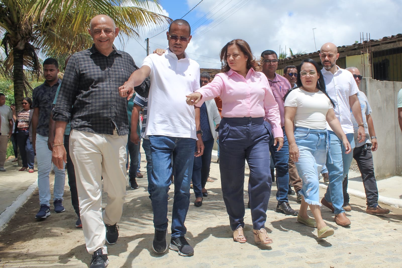 Prefeita do Ipojuca vistoria conclusão de obras no Engenho Caétes