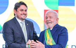 Por um fio, ministro das Comunicações se reúne com Lula&nbsp;