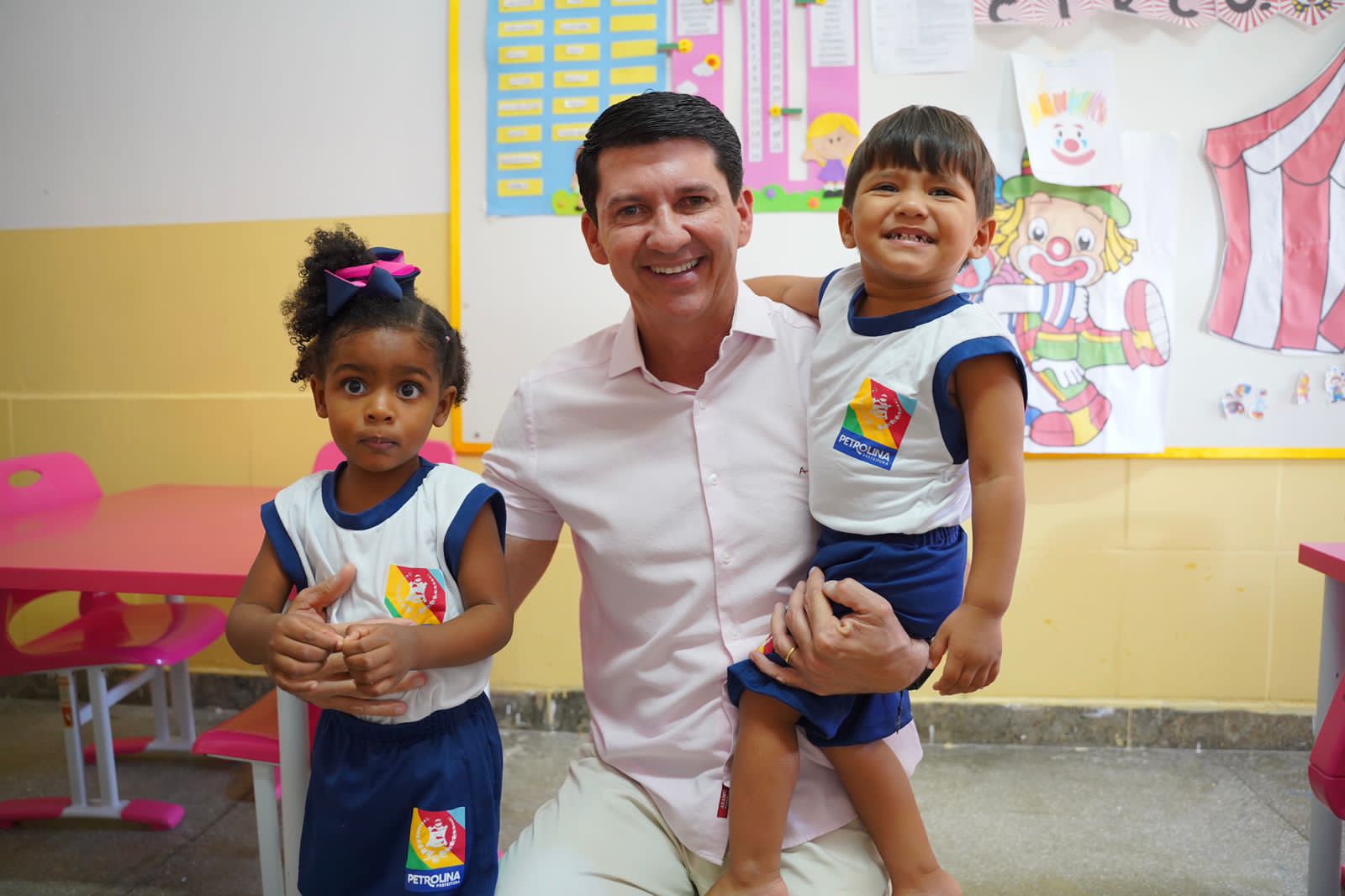 Simão entrega kit escolar e fardamento para alunos da rede municipal