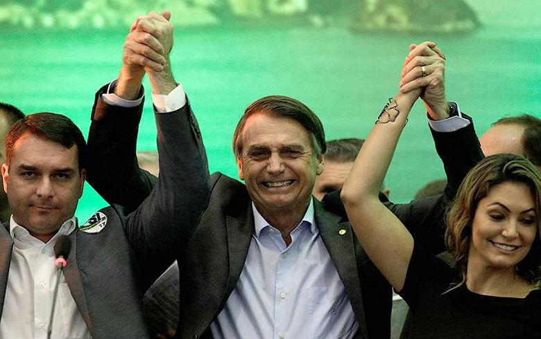 Família Bolsonaro quer adiar volta do ex-presidente ao Brasil, diz jornal